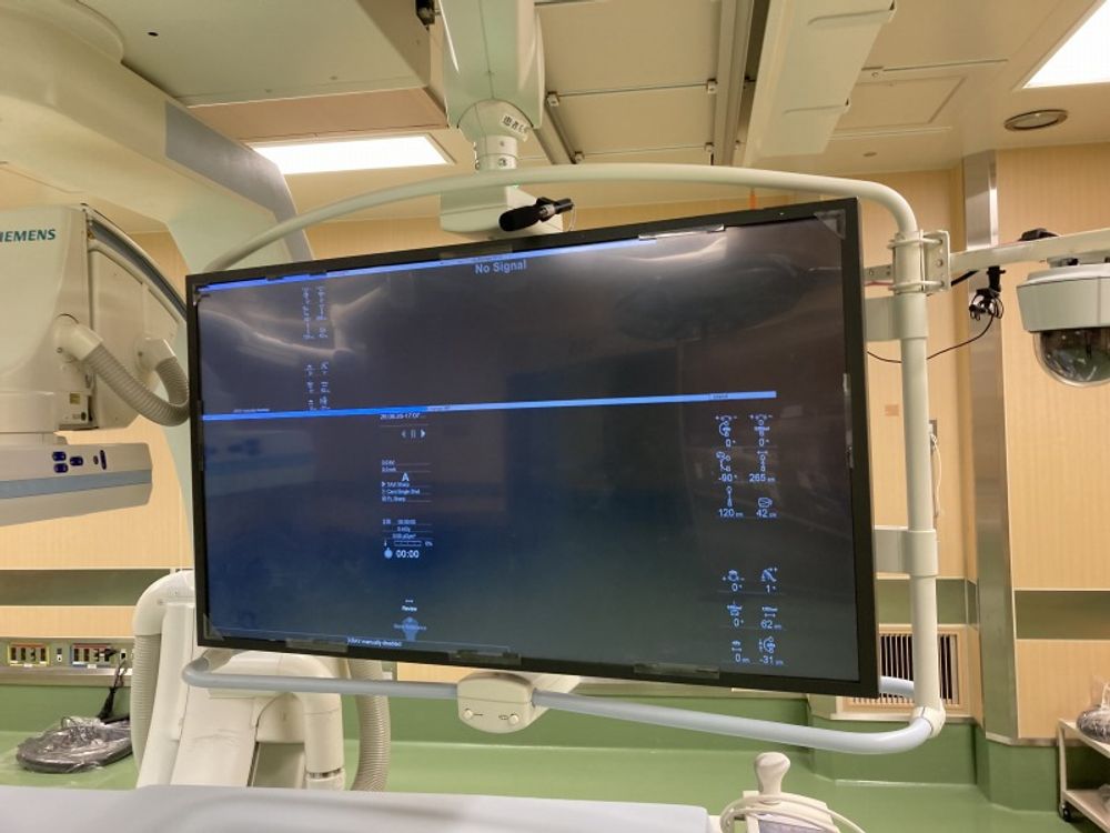 Siemens Artis Zee ceiling-mounted monitor No Signal