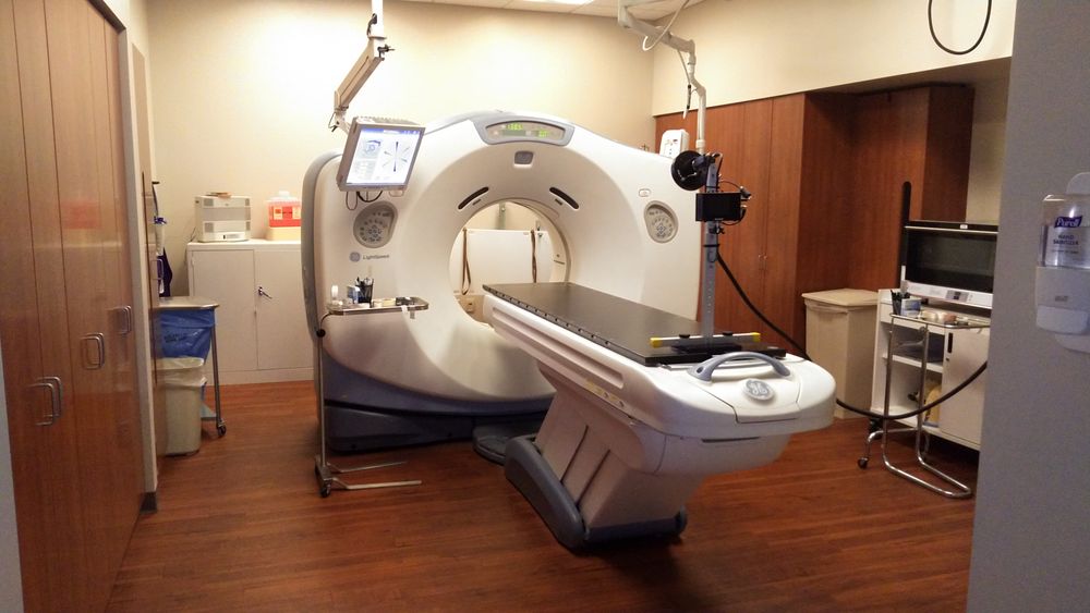 GE LightSpeed RT 16 CT scanner in a medical room